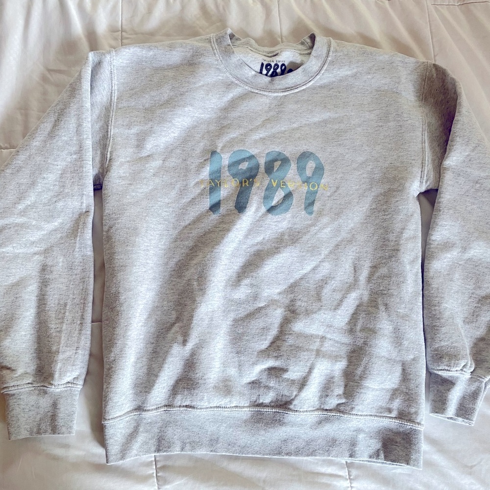 🦋 🌸 Official 1989 Taylor’s Version Crewneck Sweatshirt Women’s Small 🌸 🦋